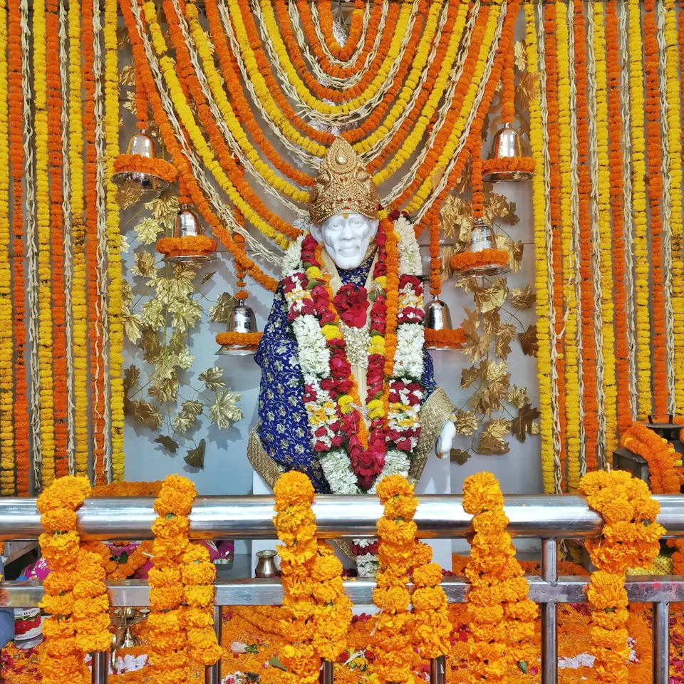 Shirdi Sai Baba darshan: aarti passes, travel and nearby temples