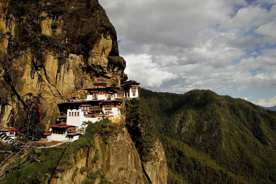 Bhutan by road from Bagdogra: route, permits and costs